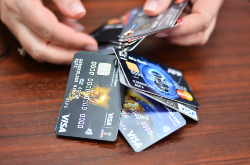 Две девочки из Перми потратили деньги с чужой банковской карты