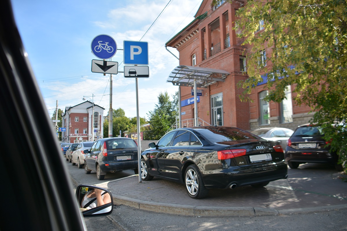 Для пешего патрульного, следящего за парковками в Перми, купят портативный фотофиксатор