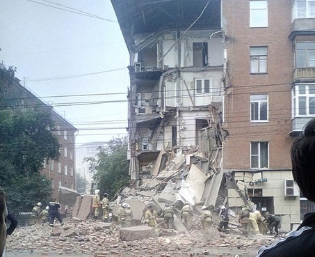 В Cвердловском районе Перми частично обрушился жилой дом. На месте работают спасатели