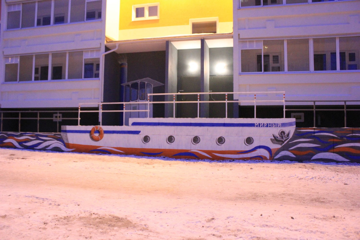 Известный уличный художник Александр Жунев разрисовал новостройку ПЗСП