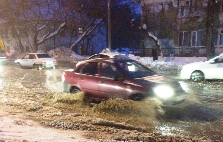 В Перми коммунальные службы обследуют затопленный участок улицы Карпинского