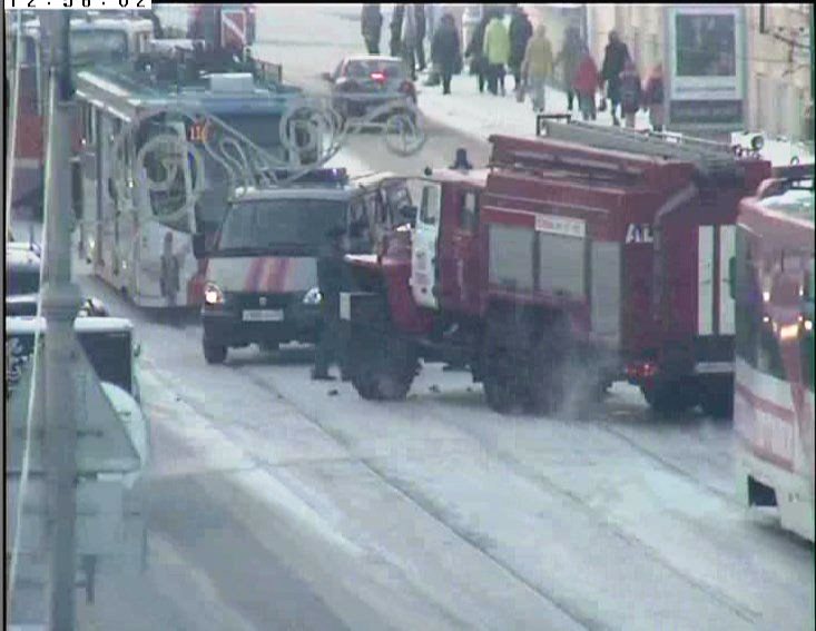 В центре Перми пожарная машина на трамвайных путях столкнулась с «легковушкой»