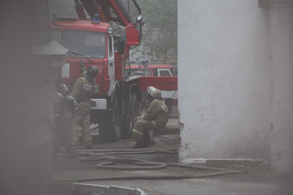Как тушили пожар в здании Академии культуры. Фоторепортаж «bc»