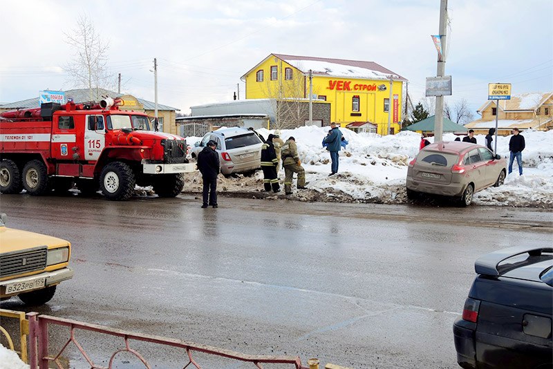 В Прикамье пожилой водитель протаранил припаркованную машину и погиб