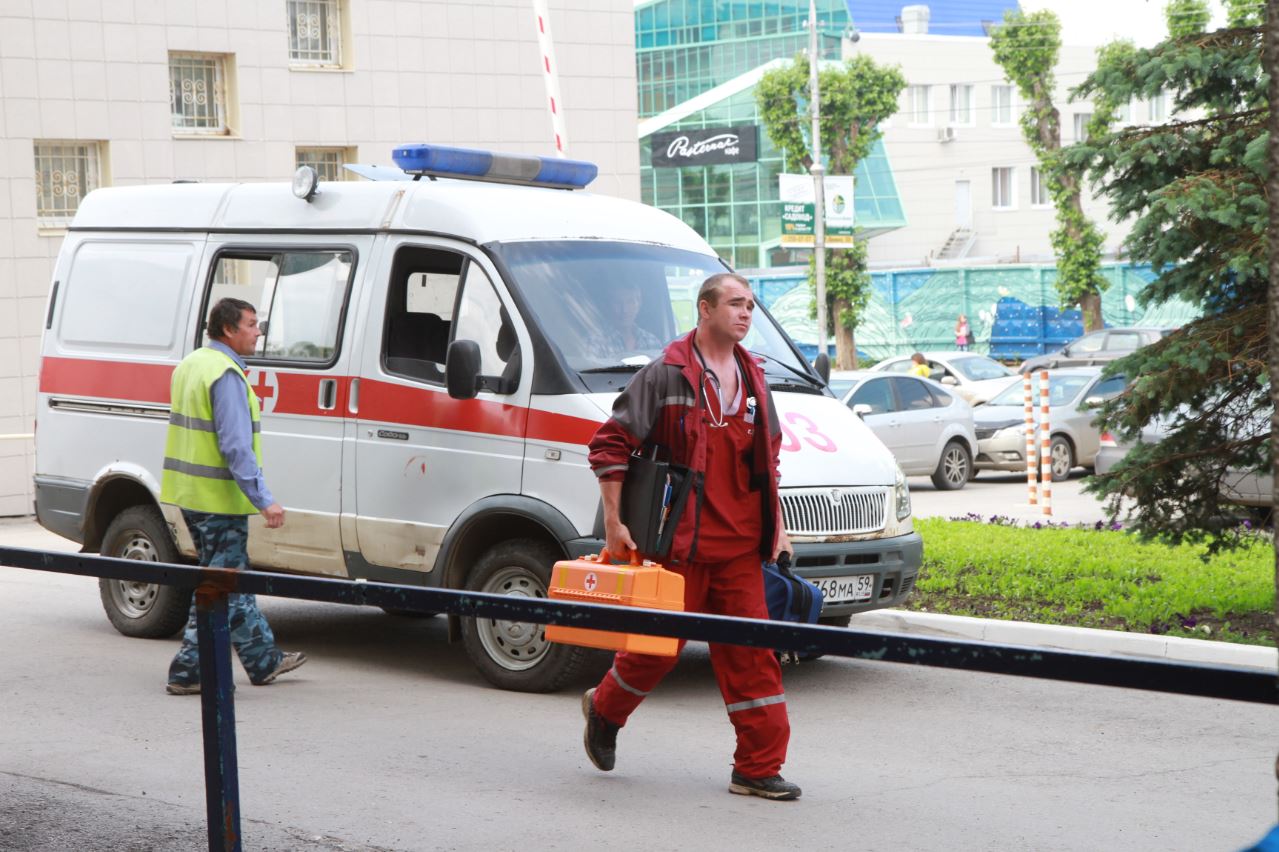 В Пермском крае мужчина упал с пятого этажа и разбился насмерть
