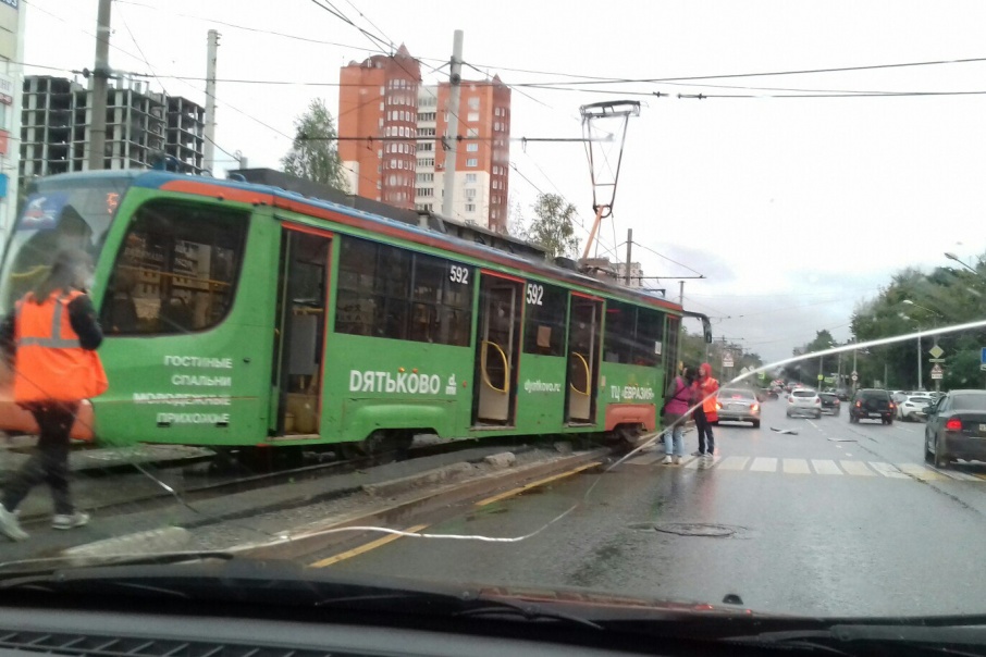 В центре Перми трамвай сошел с рельсов