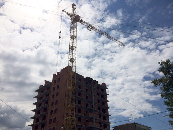 Специалисты подняли стрелу башенного крана на стройплощадке дома на ул. Осинской