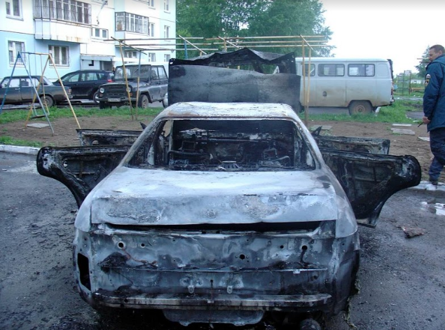 В Чайковском полностью сгорела оставленная во дворе иномарка