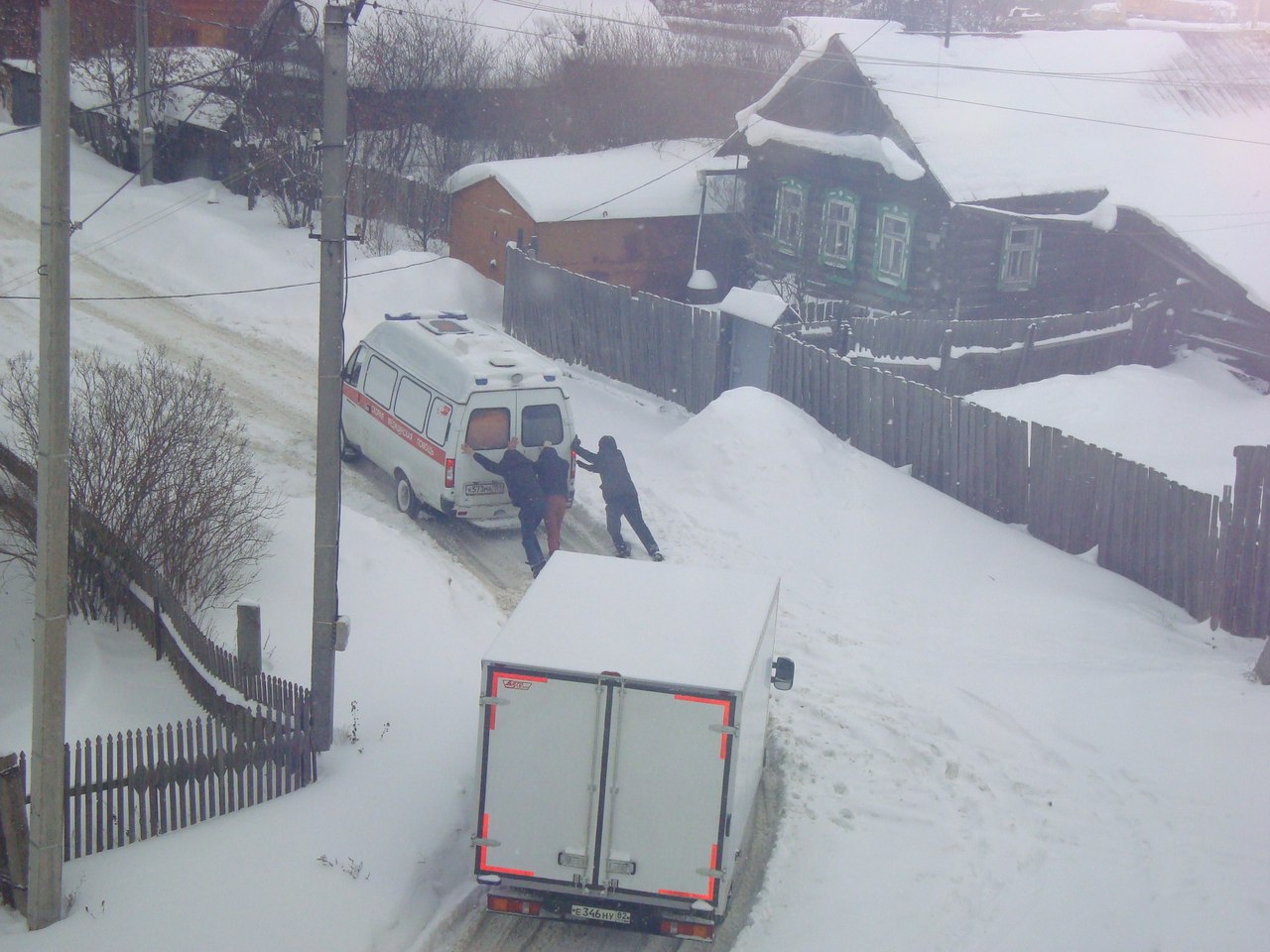 Соцсети: машины «скорой помощи» не могут проехать во дворы из-за неочищенных дорог