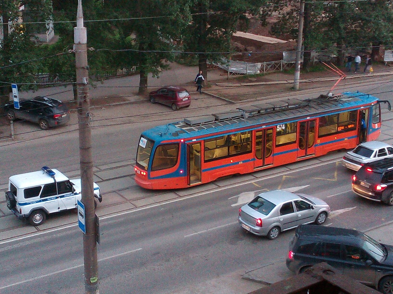 В Перми на улице Мира неизвестные обстреляли трамвай