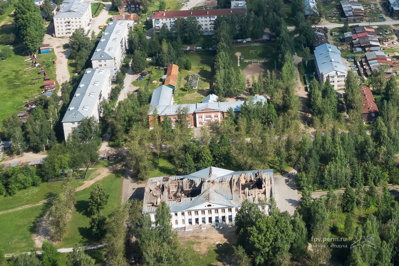 Сгоревшее здание дома культуры в Красновишерске сняли с воздуха
