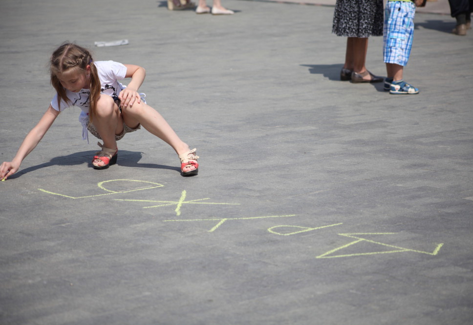 Пермяков приглашают отметить 1 июня метанием бананов