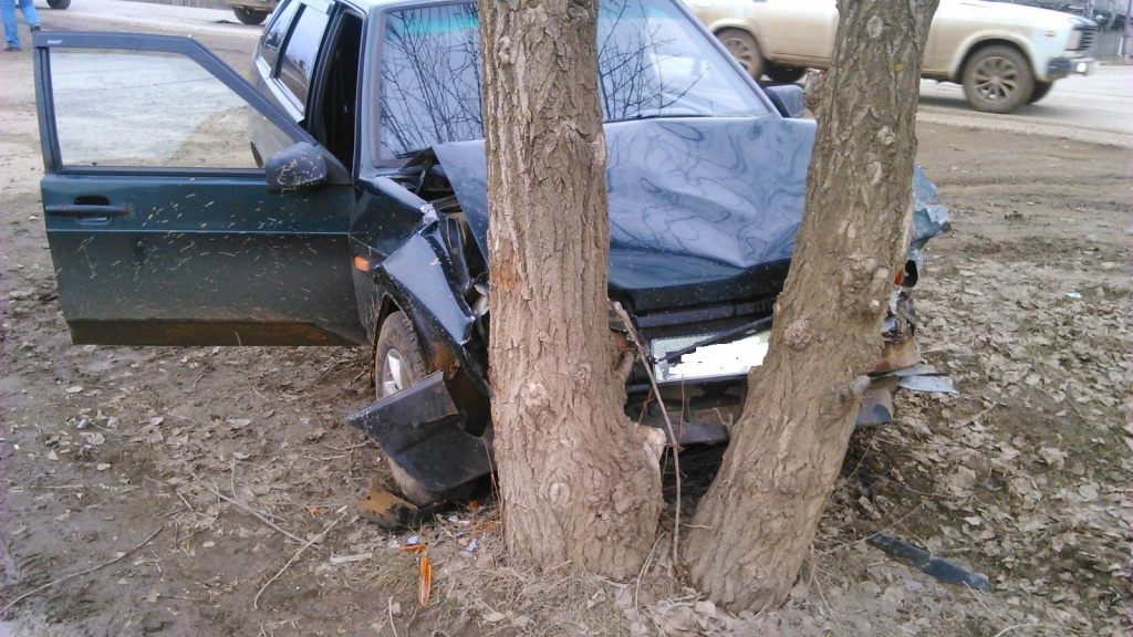 ​В Кудымкаре пьяный водитель столкнулся с иномаркой и въехал в дерево