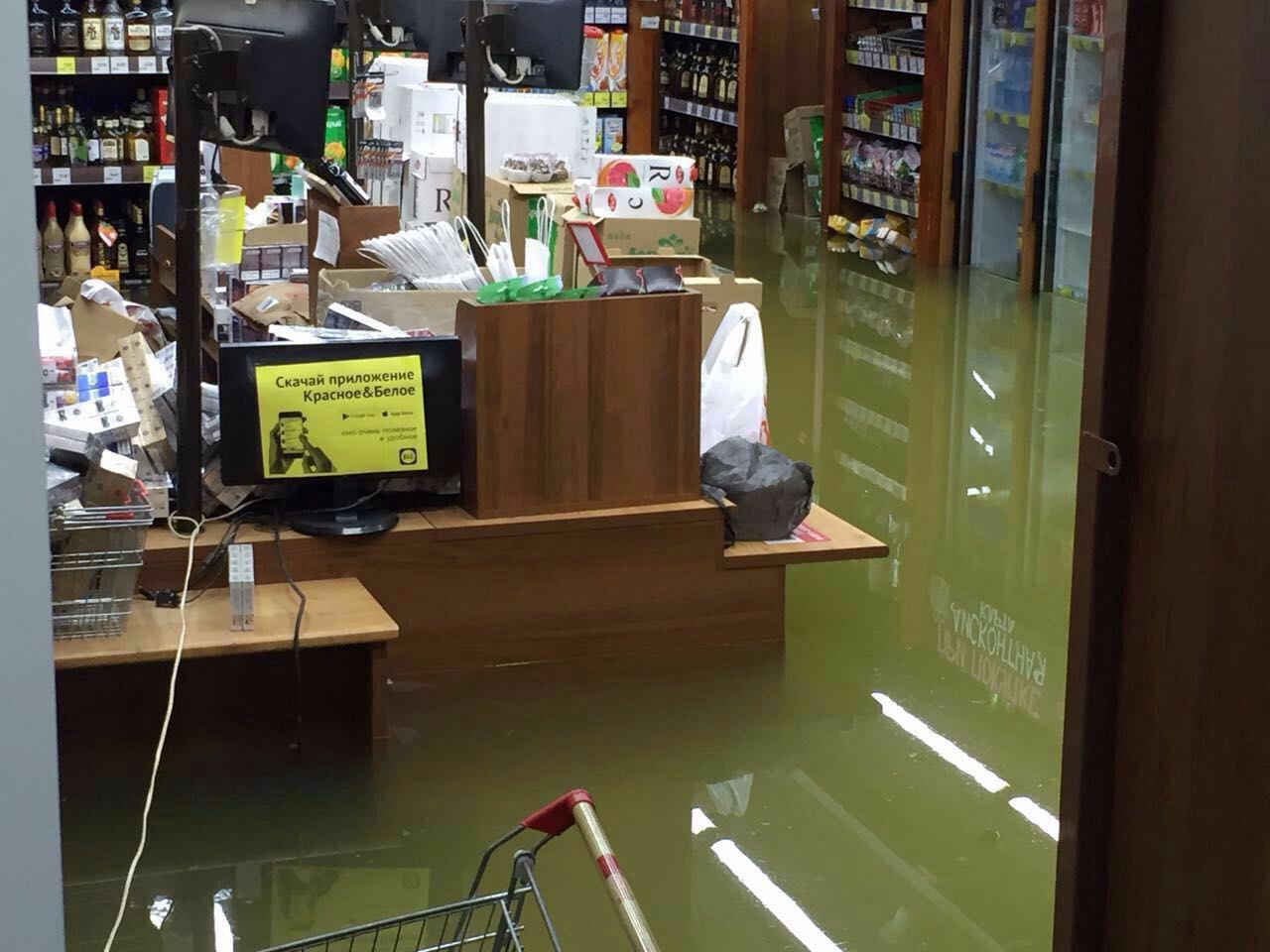В Перми во время дождя затопило магазин «Красное и Белое»