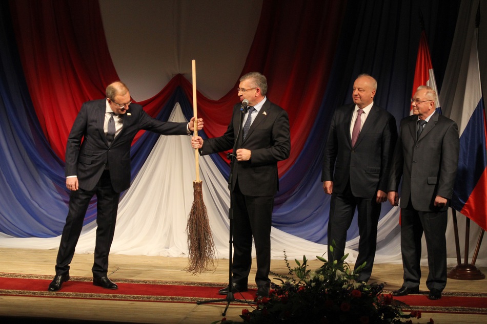 Новая метла. Дмитрия Самойлова поздравили со вступлением в должность символическими подарками