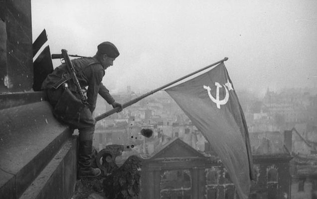 Краевой парламент отказался от инициативы вывешивании Красного знамени в местах торжеств в День Победы