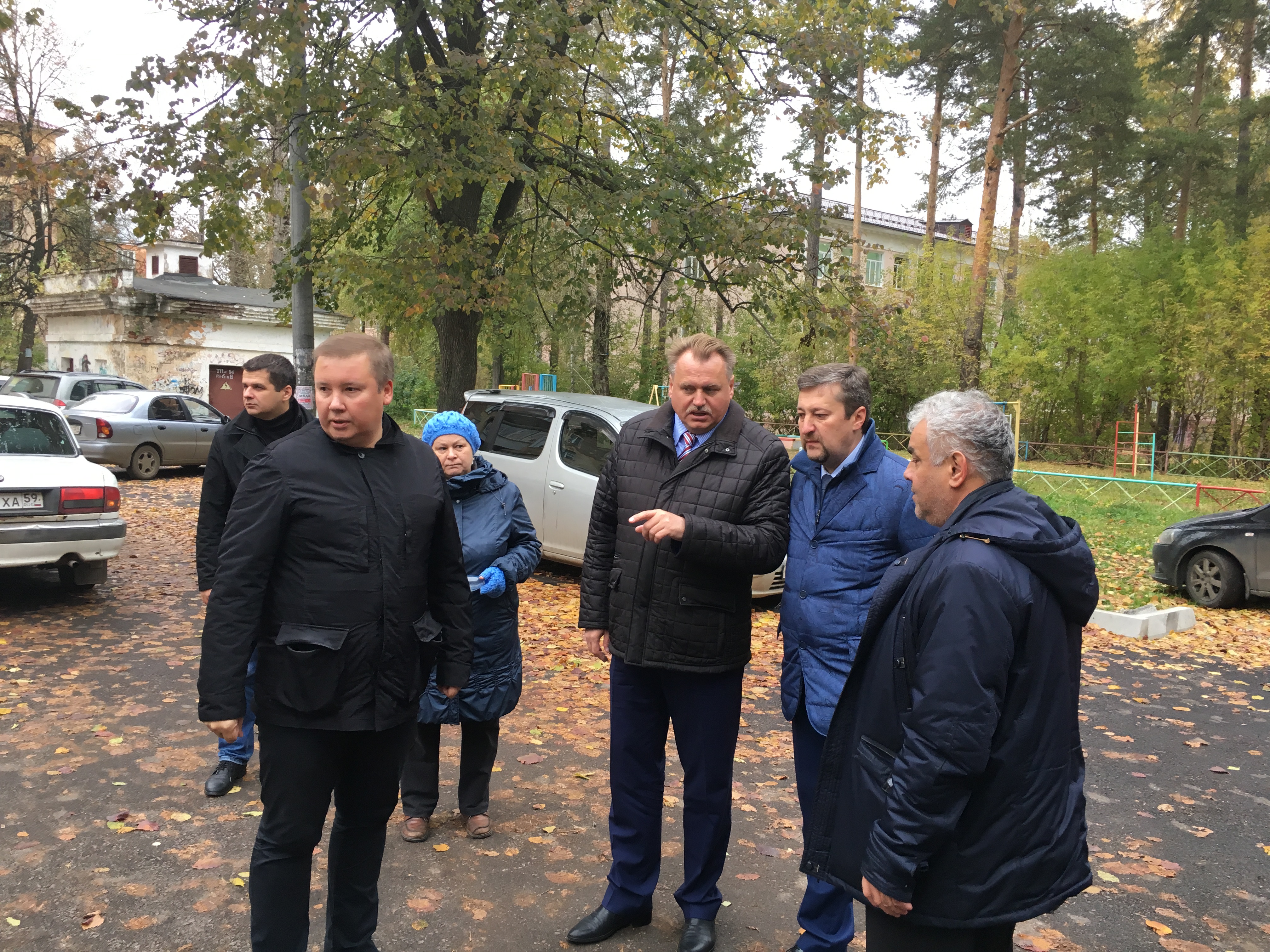 Комиссия проверила жалобы жителей Краснокамска на качество благоустройства придворовой территории