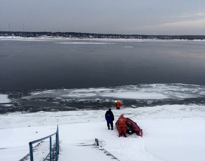 В Перми спасают рыбака, уплывшего на льдине в районе речного вокзала