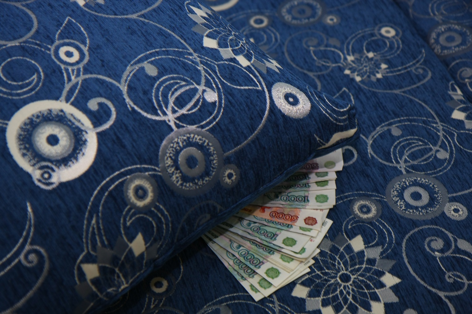 Выйти из-под ковра