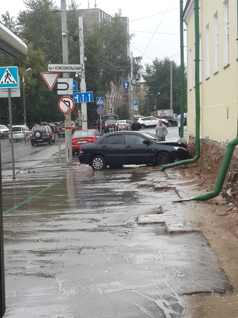 В Перми девушка на иномарке врезалась в стену православного храма