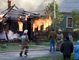 В Суксунском районе Пермского края крупный пожар: горят четыре жилых дома