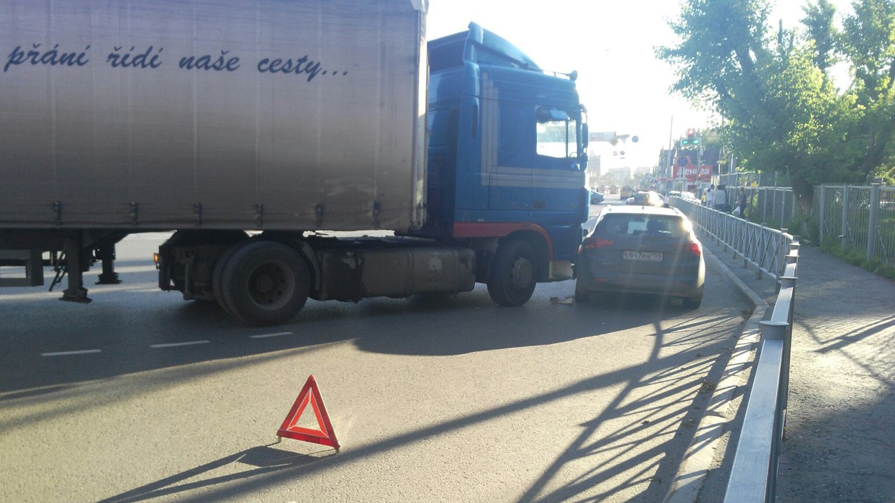 В центре Перми из-за ДТП с фурой образовалась пробка