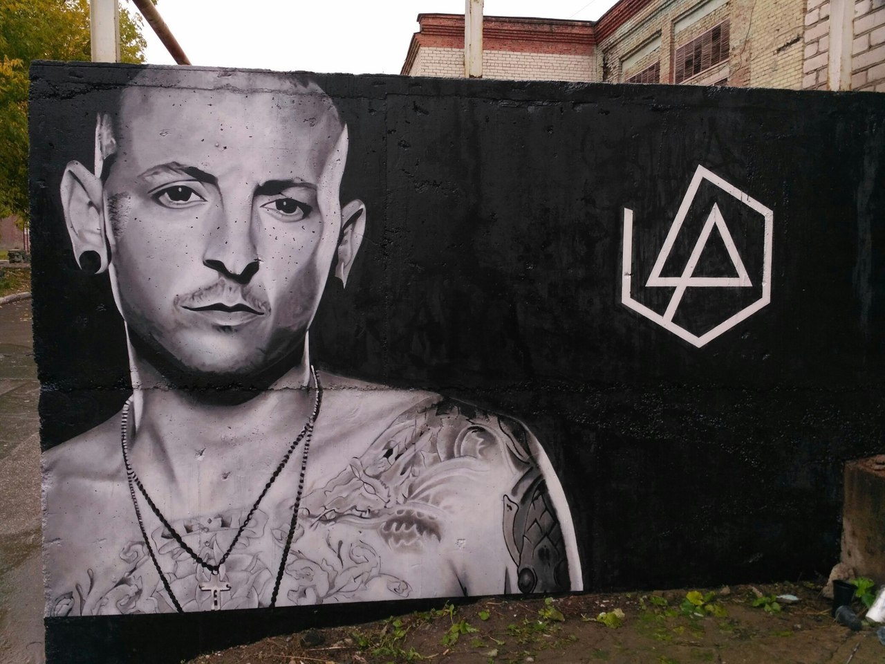 В Перми появился новый стрит-арт, посвященный вокалисту группы Linkin Park
