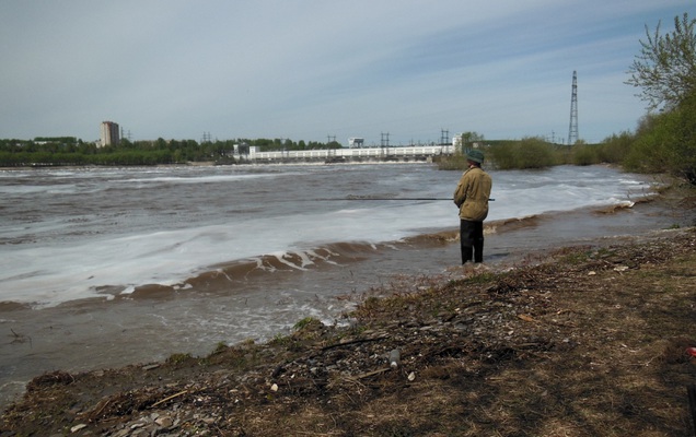 С Камской ГЭС в Перми упал 49-летний мужчина