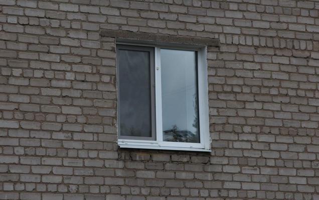 14-летняя пермячка выпала из окна многоэтажки в Соликамске