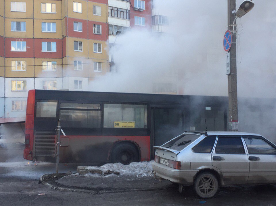Соцсети: в пермском микрорайоне Садовый загорелся автобус