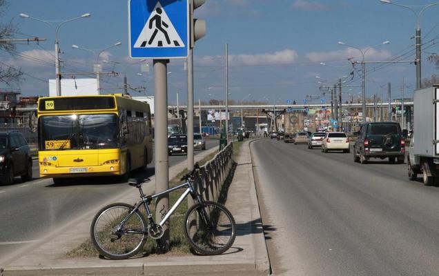 В центре Перми велосипедист врезался в автобус