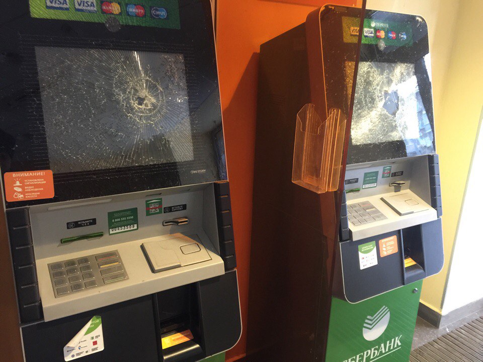 Пенсионер разбил экраны терминалов в отделении «Сбербанка» в Индустриальном районе Перми