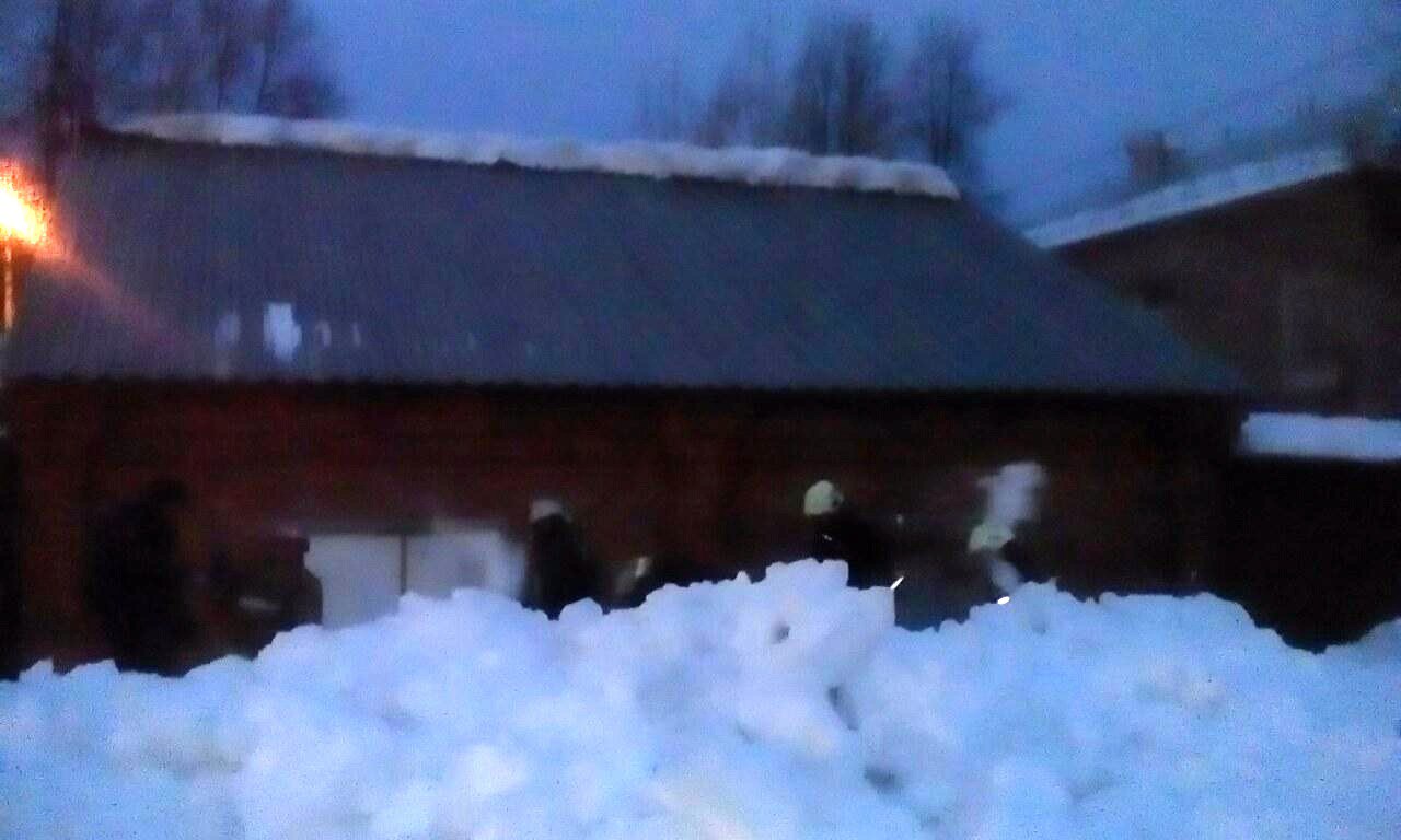 В пермском детсаду ребят завалило упавшим со здания снегом​