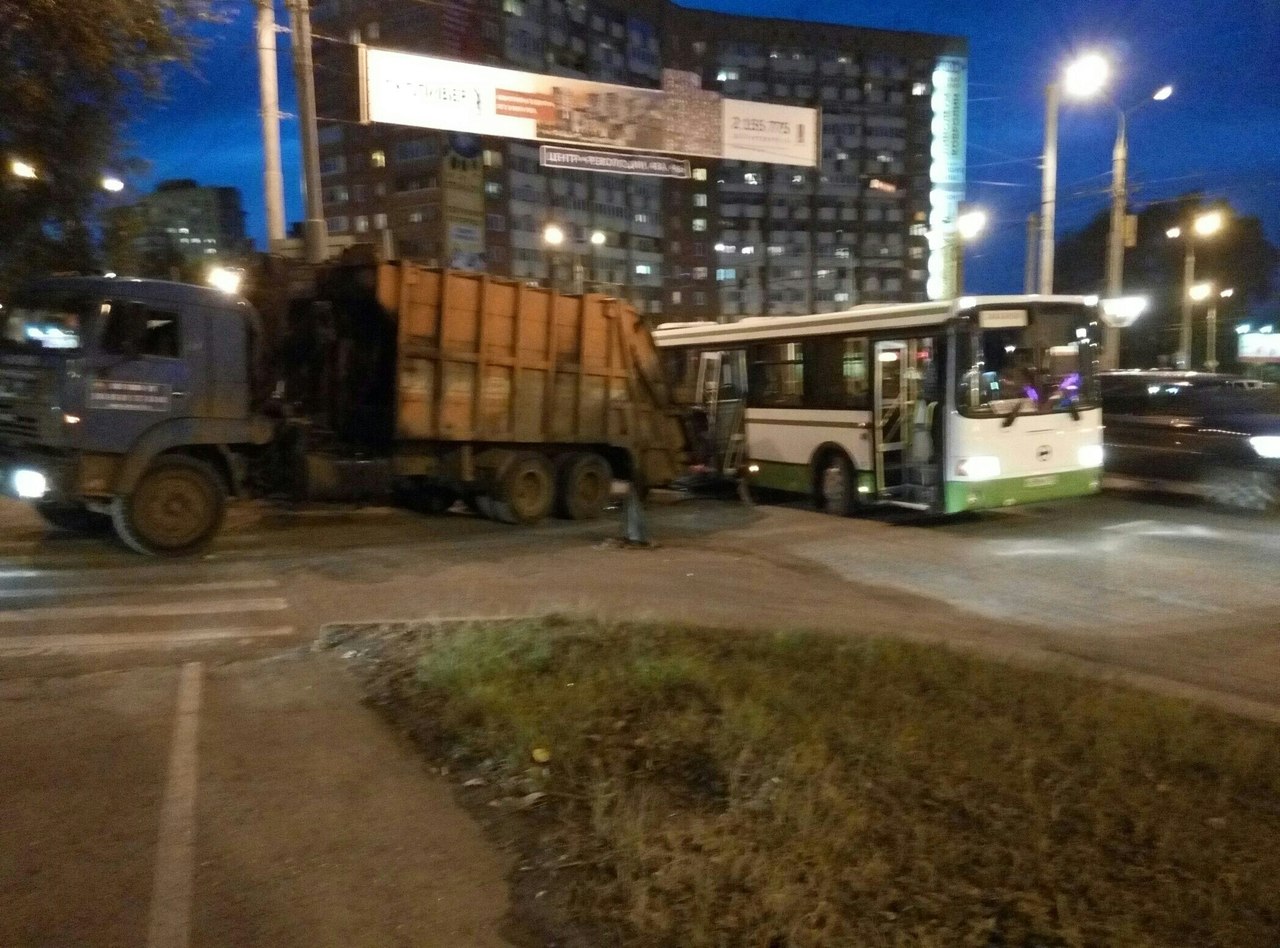 В Перми в районе улицы Стахановская столкнулись автобус и мусоровоз