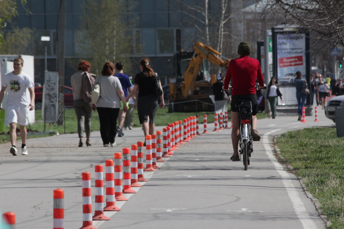 В центре Перми подрядчики приступили к установке велосипедных столбиков