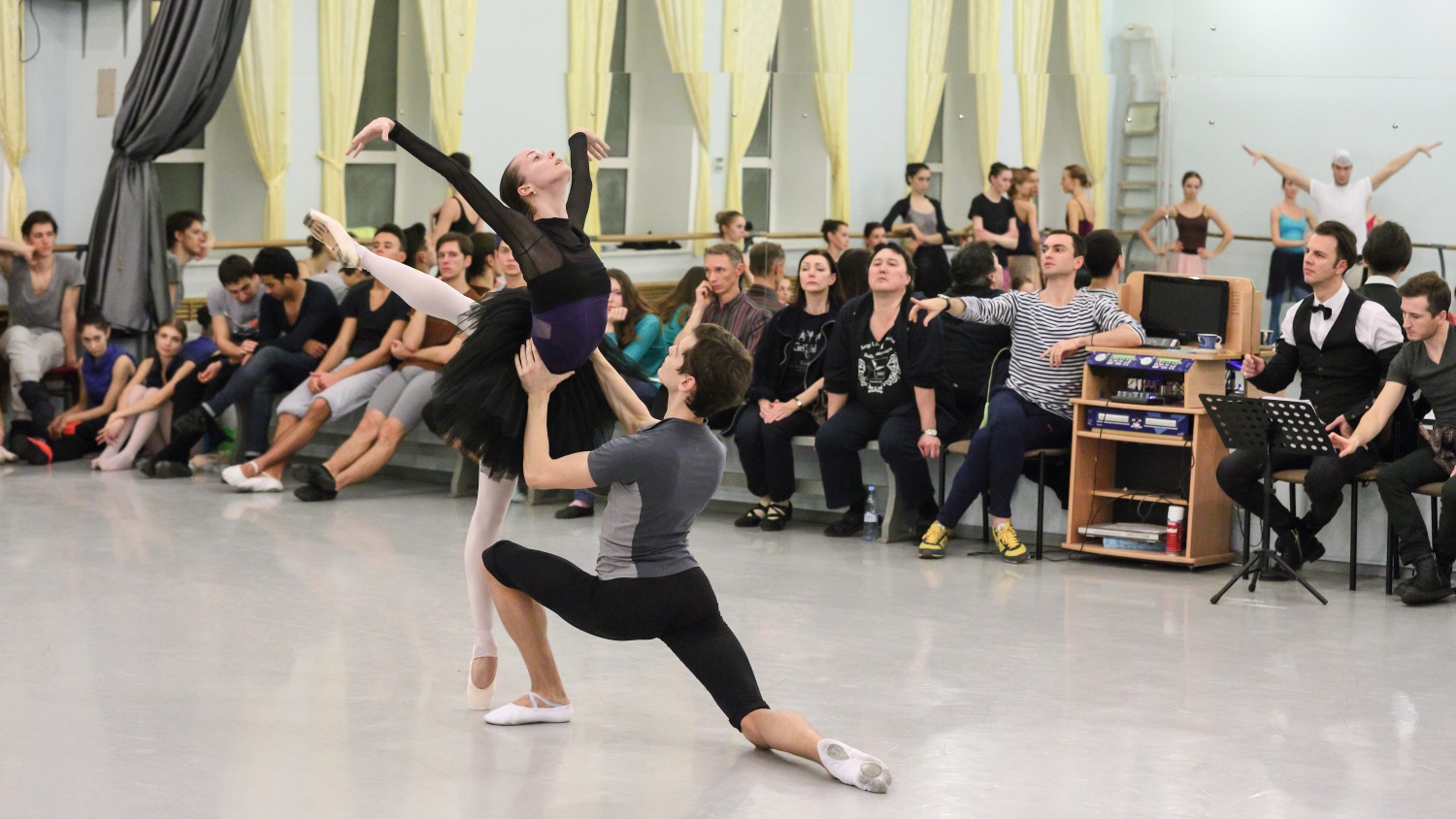 «Балеринам закрыли плечи, на статуи надели чехлы», - пермский балет на гастролях в Омане и Бахрейне