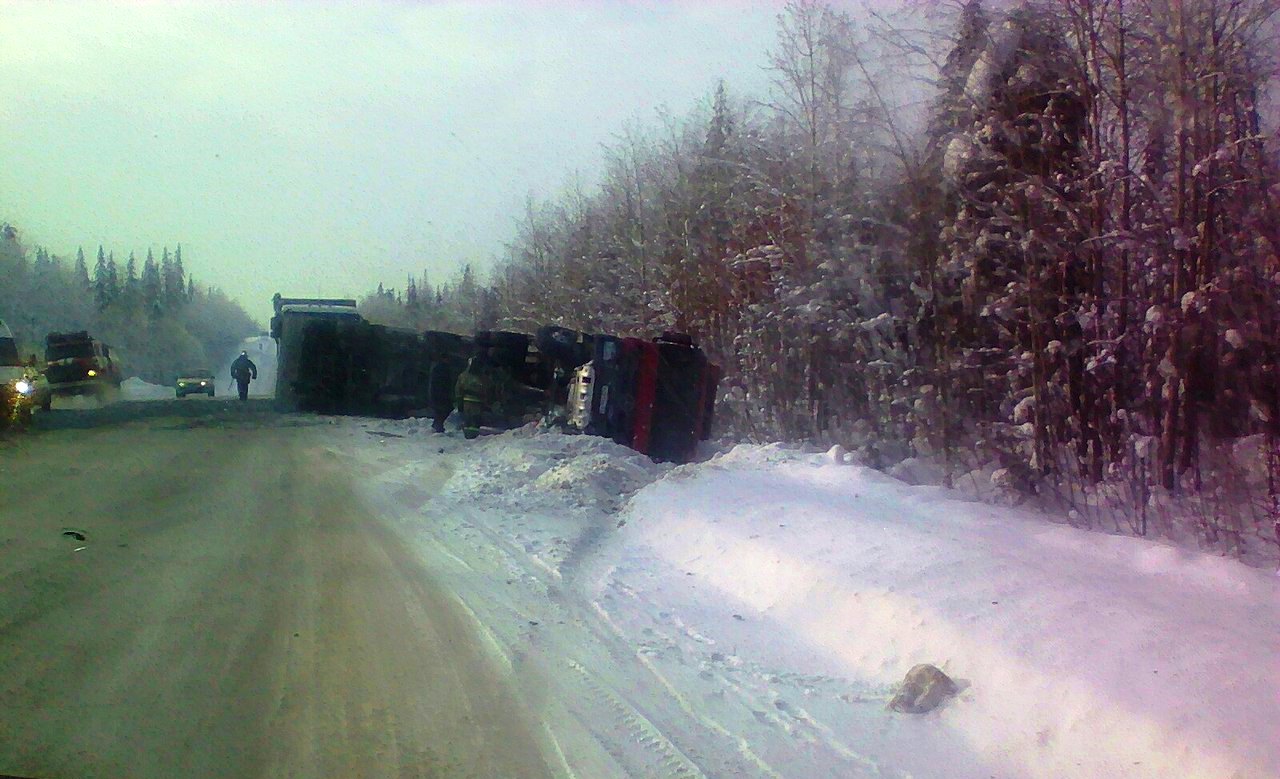 На трассе в Пермском крае в ДТП с грузовиком погиб водитель иномарки