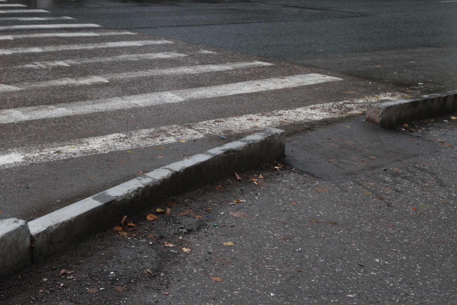 В Добрянке скутерист сбил пенсионерку на пешеходном переходе и скрылся