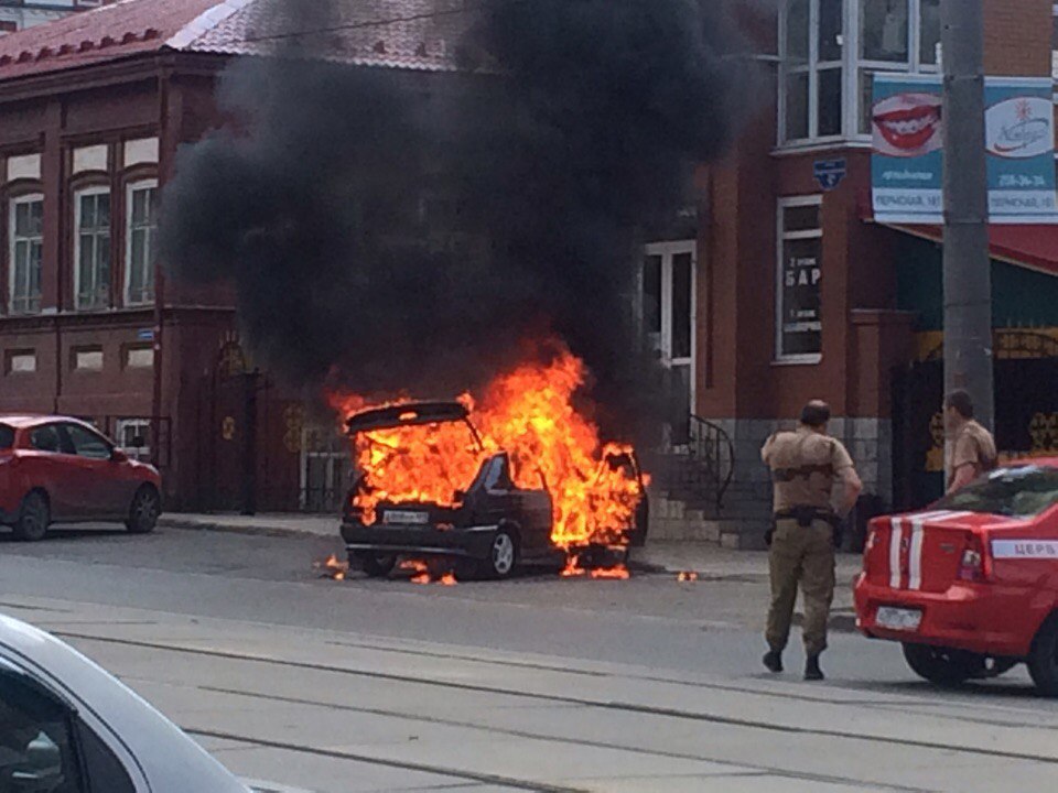 В центре Перми сгорела машина
