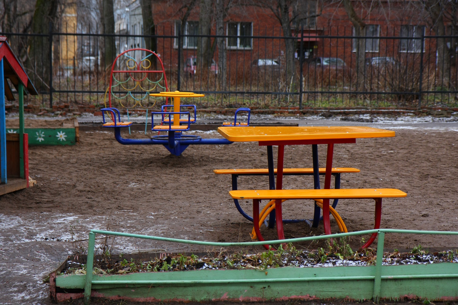 В Перми начали прием заявок на установку детских площадок во дворах