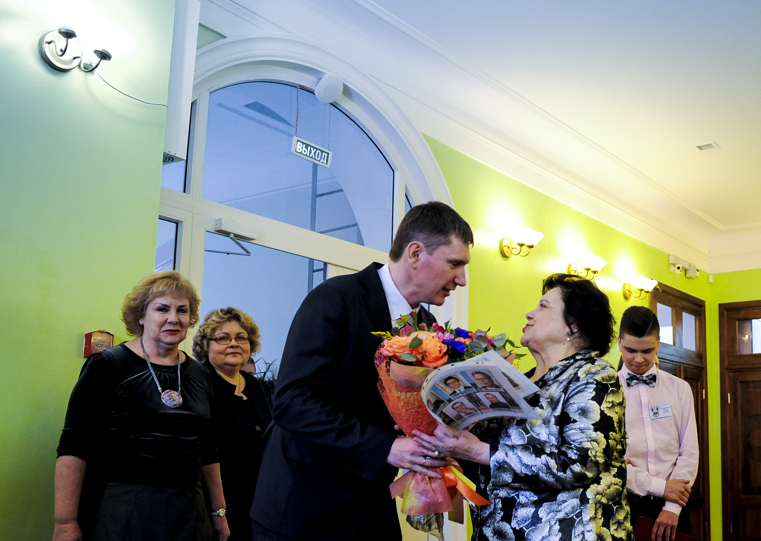 Максим Решетников поздравил с 8 марта педагогов Гимназии №17, в которой он учился