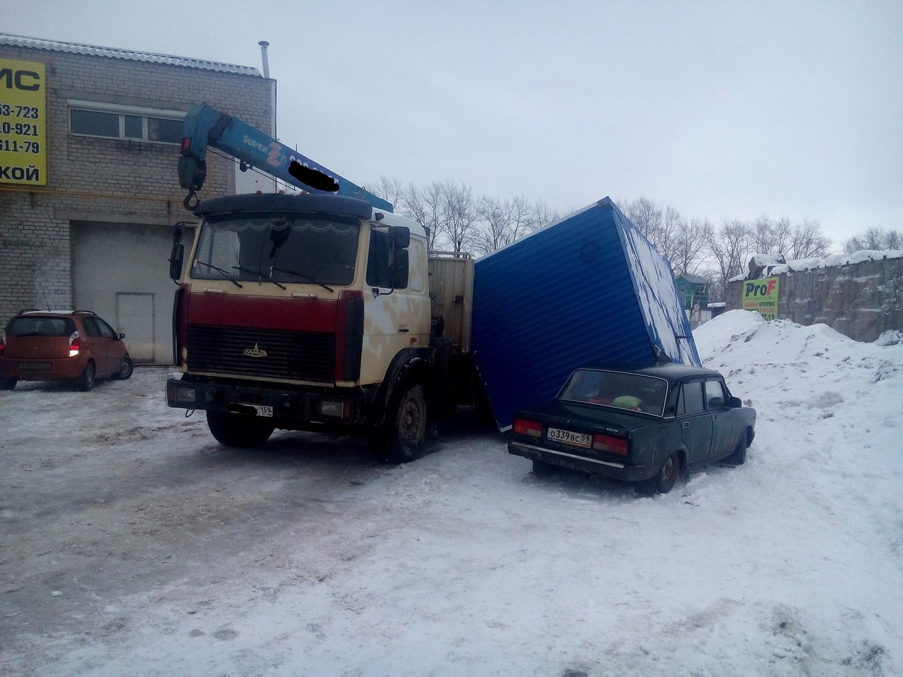 В Перми грузовой контейнер упал на легковой автомобиль