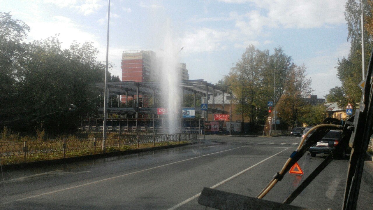 Из-за плановых работ по промывке водопровода на ул. Папанинцев возник «фонтан»