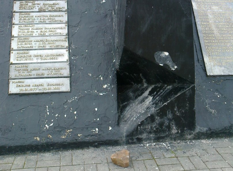 В Прикамье вандалы разбили памятник в честь солдат убитых в Чечне и Афганистане