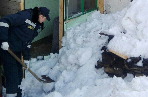 В Прикамье пожилой мужчина оказался заблокирован в доме из-за упавшего снега