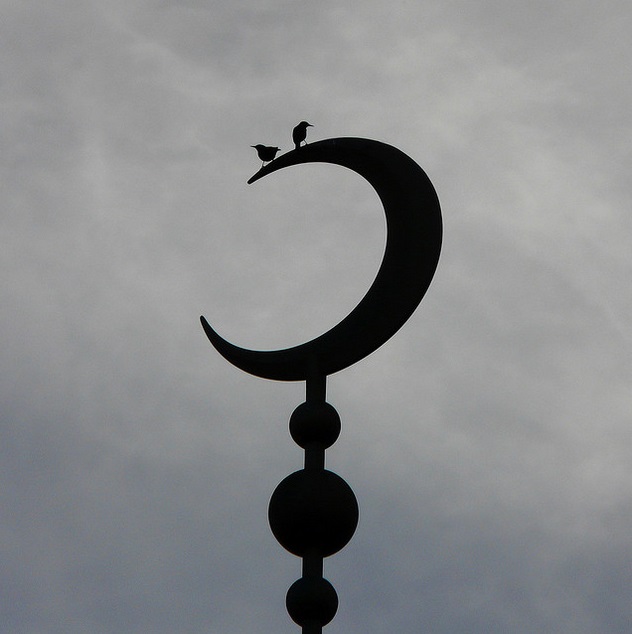 В Березниках вандалы осквернили мечеть свастикой и крестами