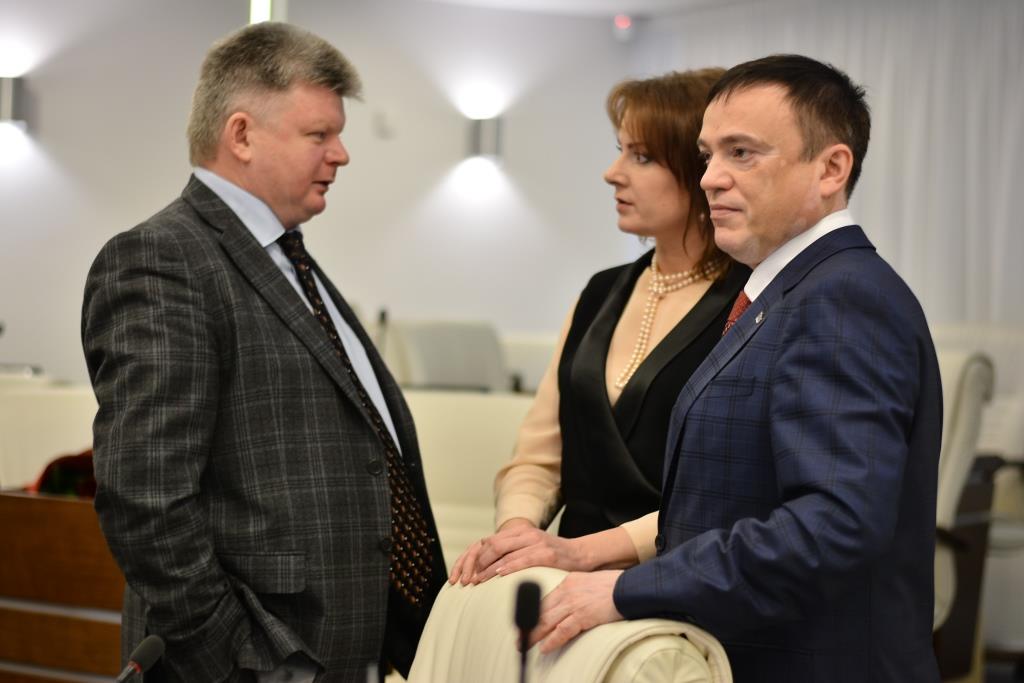 Двеоппозиционные фракции обратились к губернатору с предложением обеспечить равенство депутатов