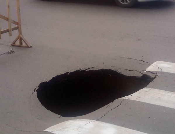 ​В Перми на перекрестке улиц Мира и Качалова провалился асфальт