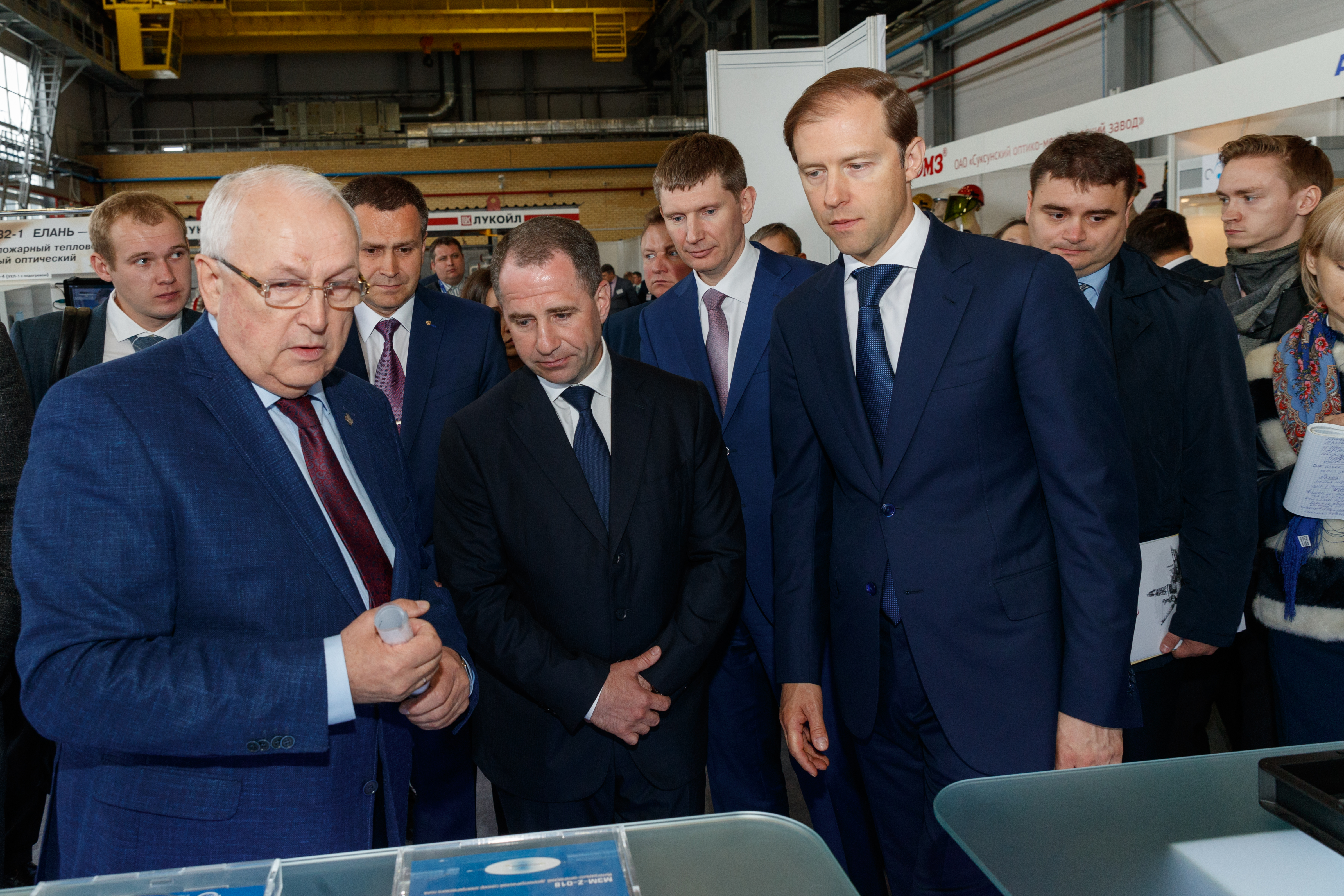 Михаил Бабич и Денис Мантуров посетили выставку промышленных предприятий ПФО в Перми