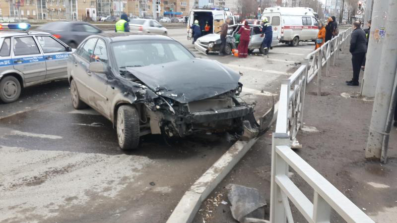 В Перми из-за проехавшего на «красный» ВАЗа произошла крупная авария